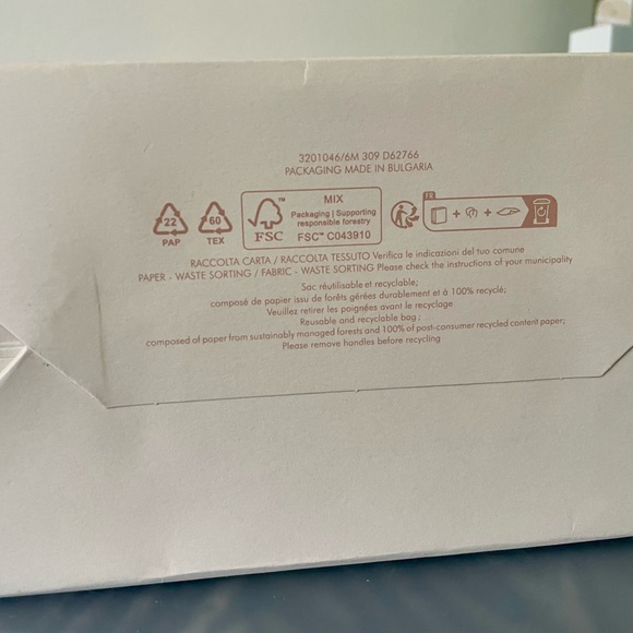 Louis Vuitton paper holiday shopping bag 2023 14”H - Picture 6 of 6